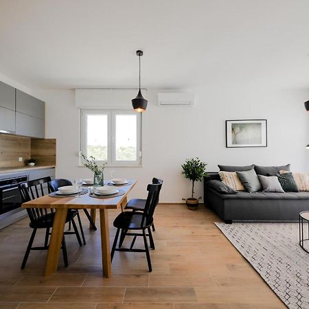 Stunning Home In Vrsi With Kitchen Exterior foto
